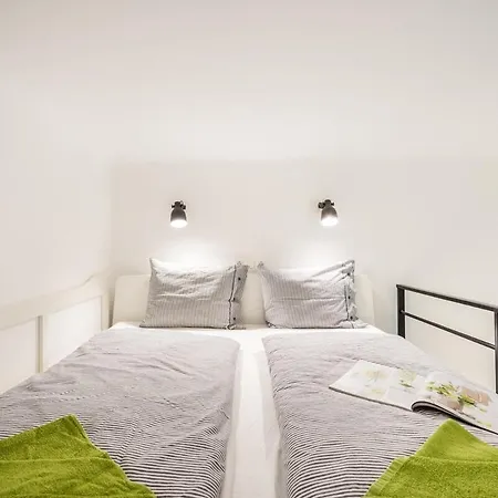 Cozy Garden Loft - 2 Queen Beds, 5min To Szimpla アパート